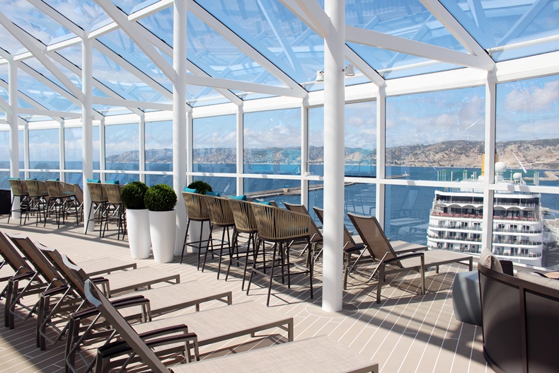 Der Solarium-Poolbereich für Erwachsene mit Panoramablick aufs Meer und Kreuzfahrtfeeling