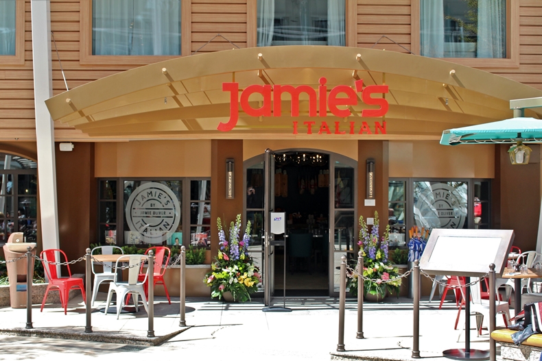 Jamie's Italian erreicht man über den Central Park mit mehr als 10.000 Pflanzen und Blumen