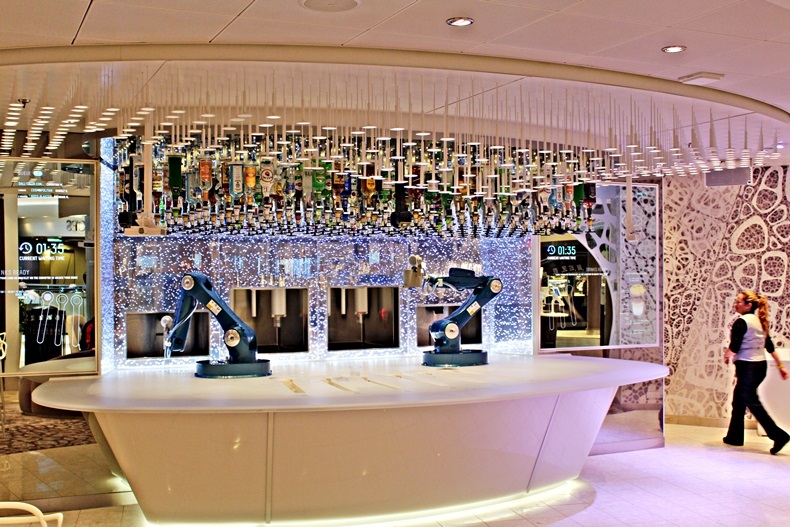 Die Roboter der Bionic Bar zieht viele neugierige Blicke an