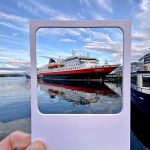 Tolles Fotomotiv: Spiegelung des Hurtigruten´s Schiff MS Nordlys