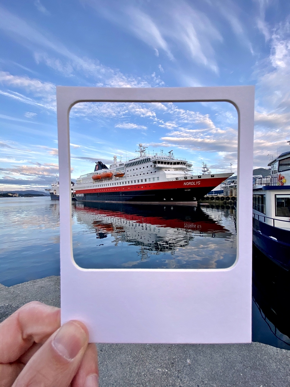 Tolles Fotomotiv: Spiegelung des Hurtigruten´s Schiff MS Nordlys
