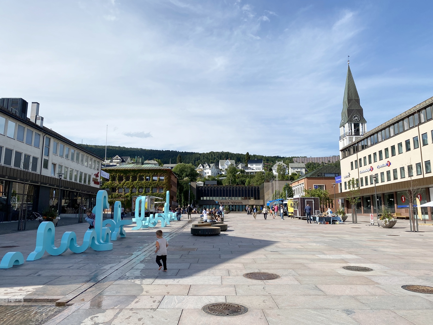 Das bunte Treiben im Stadtzentrum von Molde