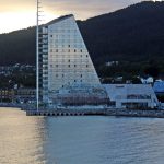 MS Finnmarken spiegelt sich im Scandic Hotel Molde