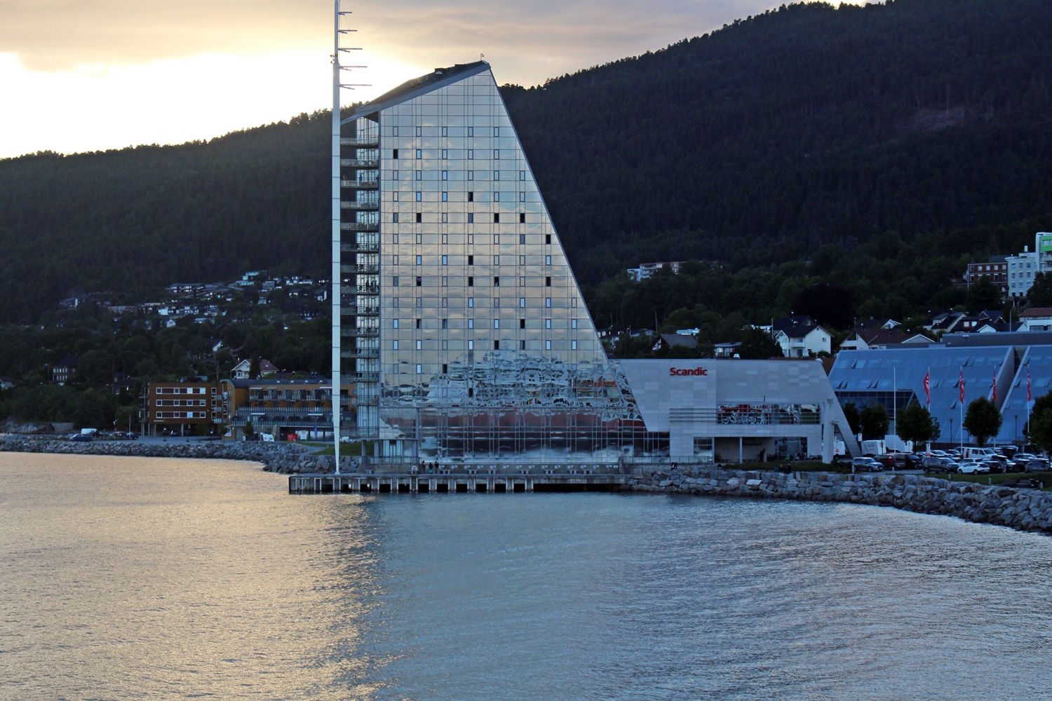 MS Finnmarken spiegelt sich im Scandic Hotel Molde
